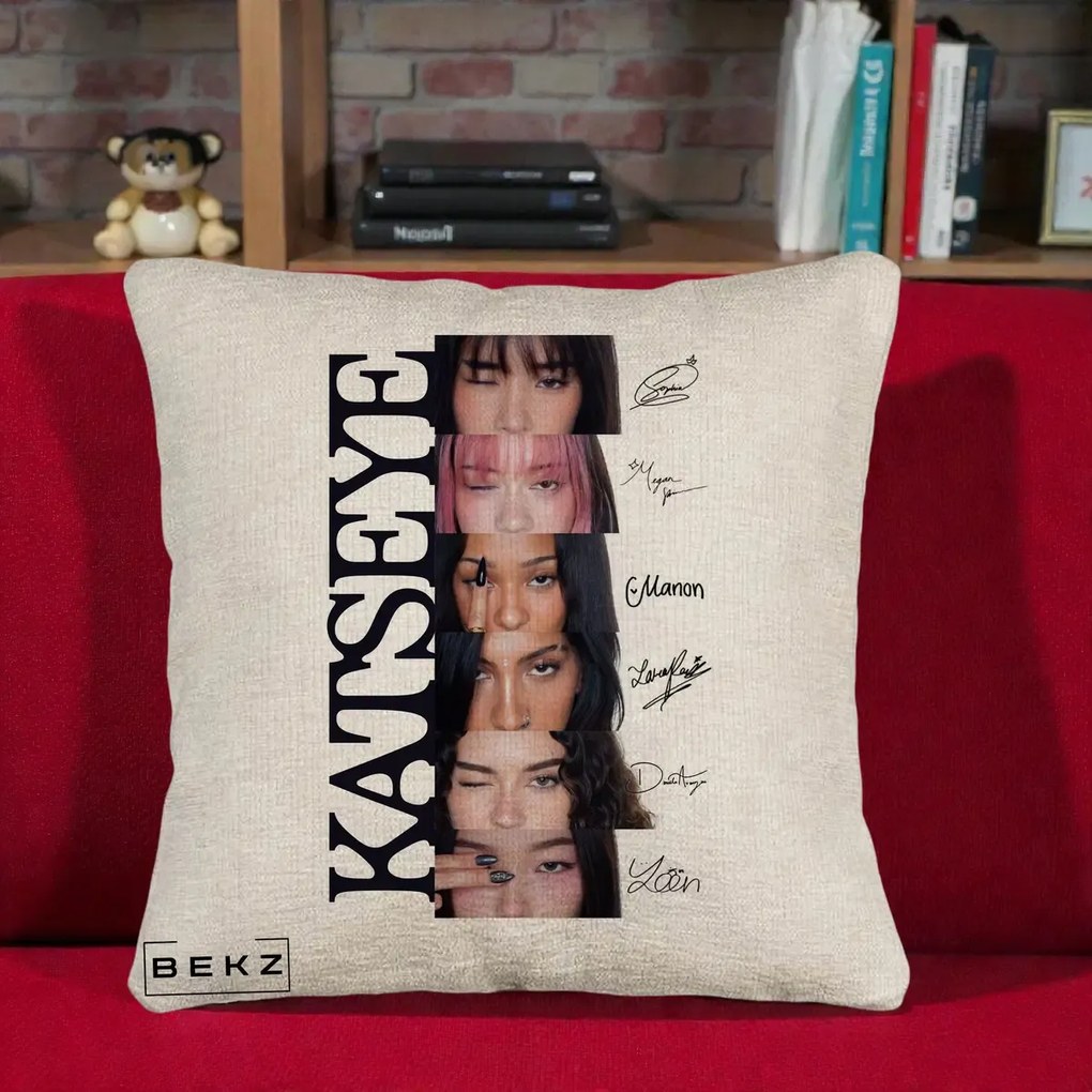 Perna Personalizata K-pop KATSEYE Semnaturi Membre Foto, 40x40 cm, Bej Canapea, Husa Detasabila, Perna Inclusa, BEKZ®