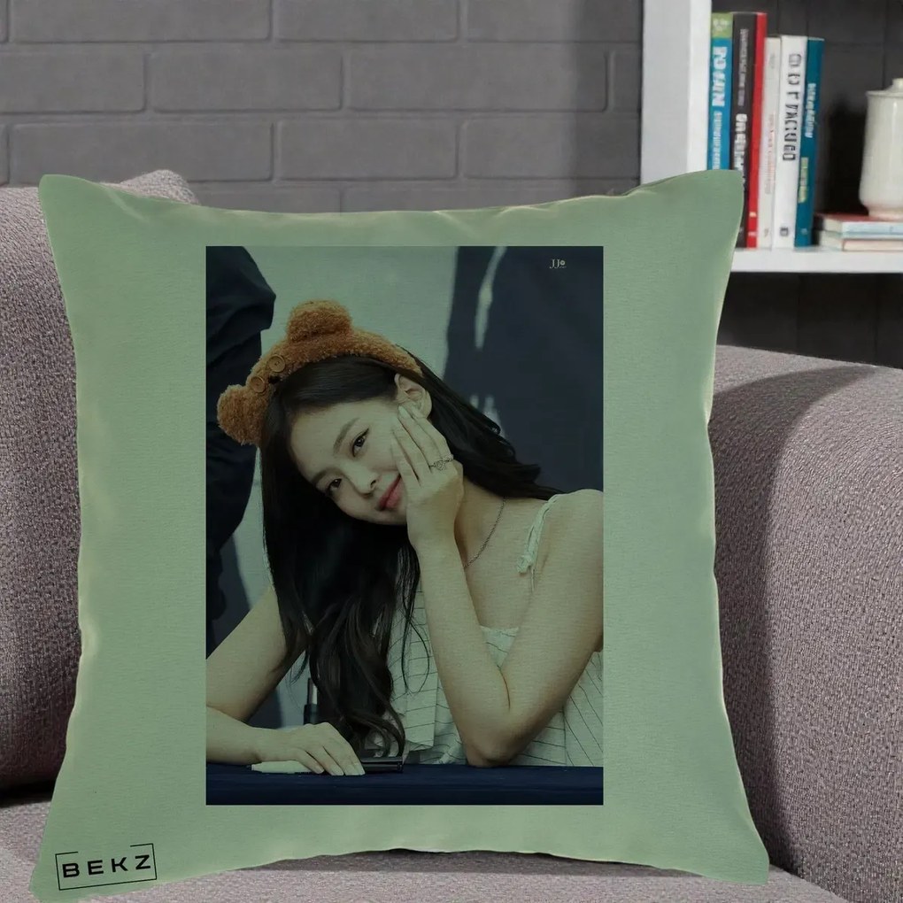 Perna Personalizata K-pop BLACKPINK Jennie Cute cu Diadema Ursulet, 40x40 cm, Verde, Husa Detasabila, Perna Inclusa, BEKZ®