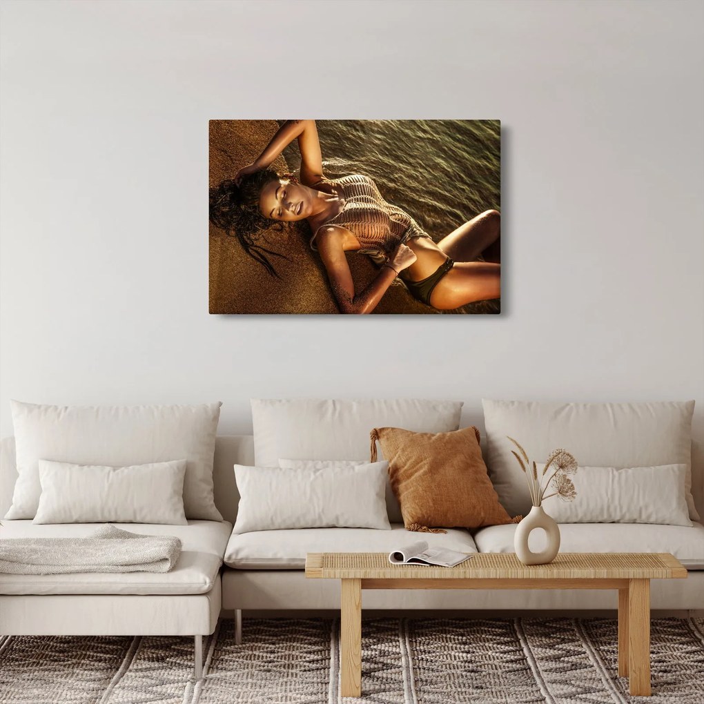 Tablou cu femeia întinsă pe plajă (90x60 cm)