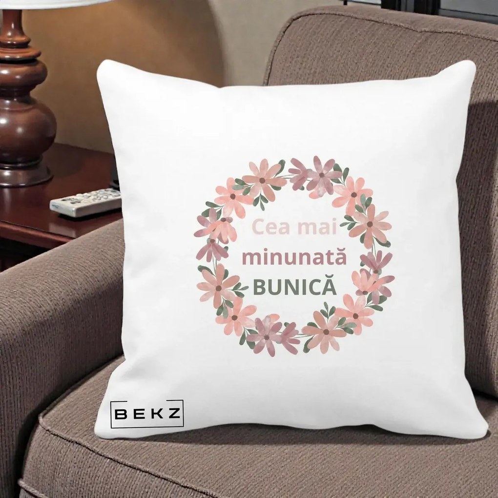 Cadou pentru Bunica - Perna Personalizata Cea Mai Minunata Bunica Coronita Flori Roz, 40x40 cm, Alba Mata, Husa Detasabila, Perna Inclusa, BEKZ®