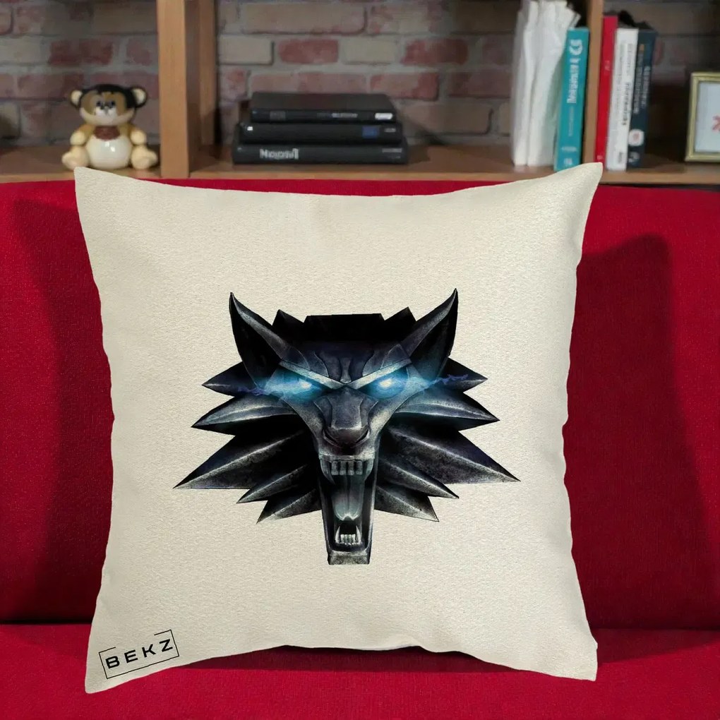 Perna Decorativa The Witcher Wolf Head, 40x40 cm, Ecru, Husa Detasabila, Perna Inclusa, BEKZ®