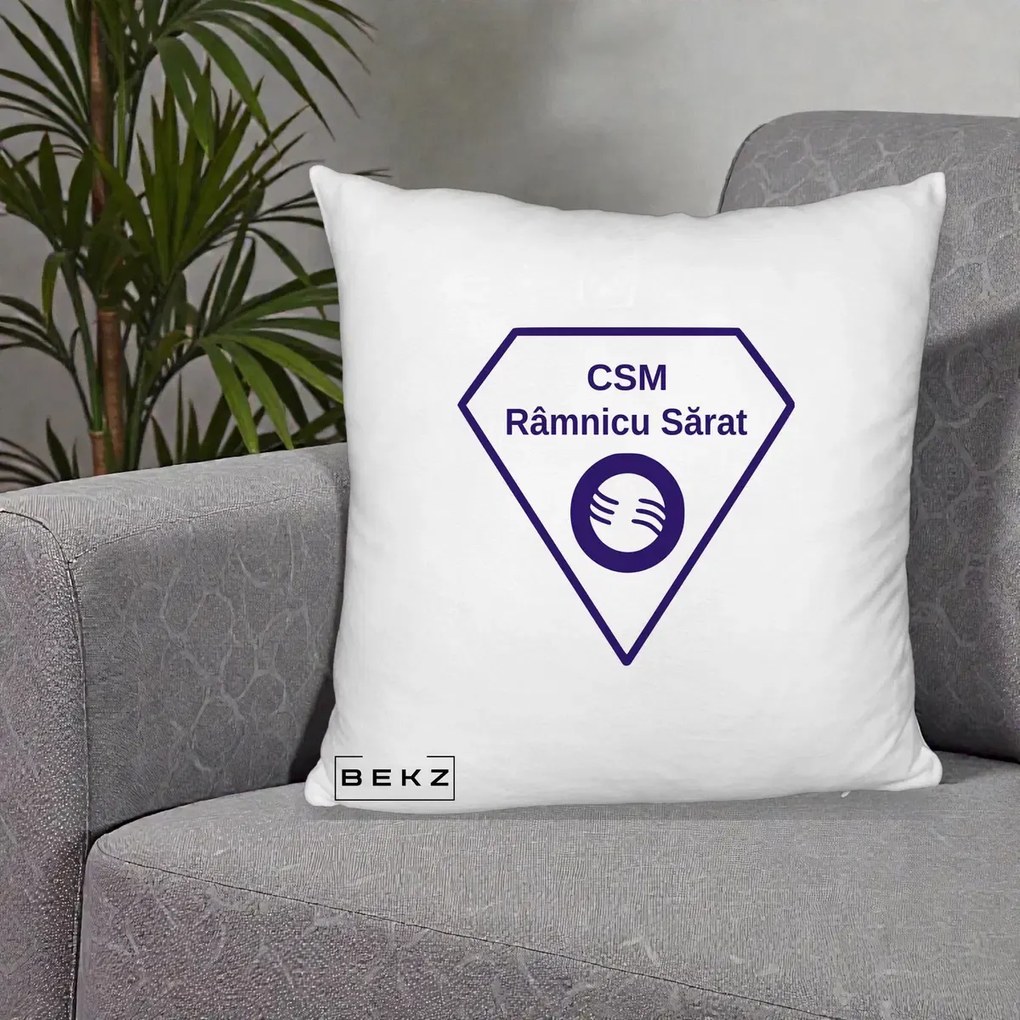 Perna Personalizata CSM Ramnicu Sarat Fotbal, 40x40 cm, Alb Pufos, Husa Detasabila, Perna Inclusa, BEKZ®