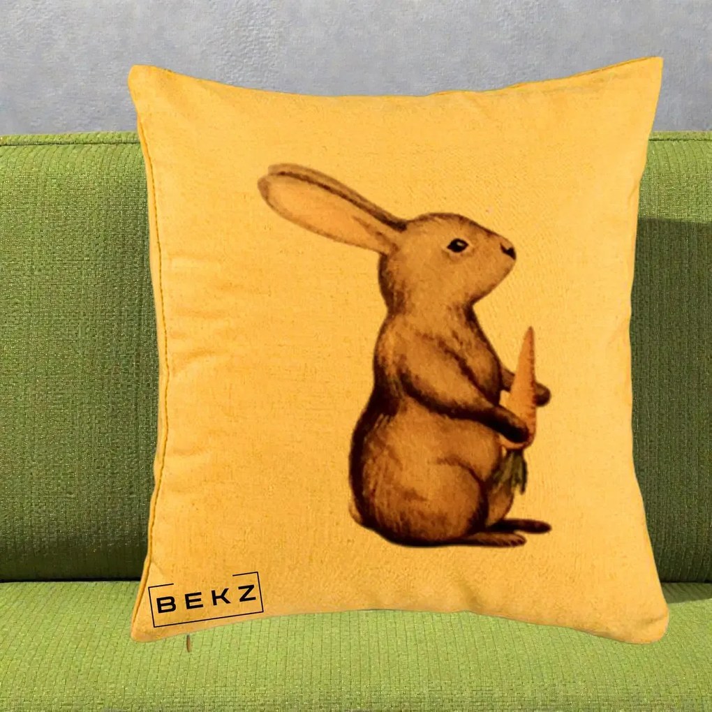 Perna Decorativa Iepuras Acuarela cu Morcov, 40x40 cm, Galben, Husa Detasabila, Perna Inclusa, BEKZ®