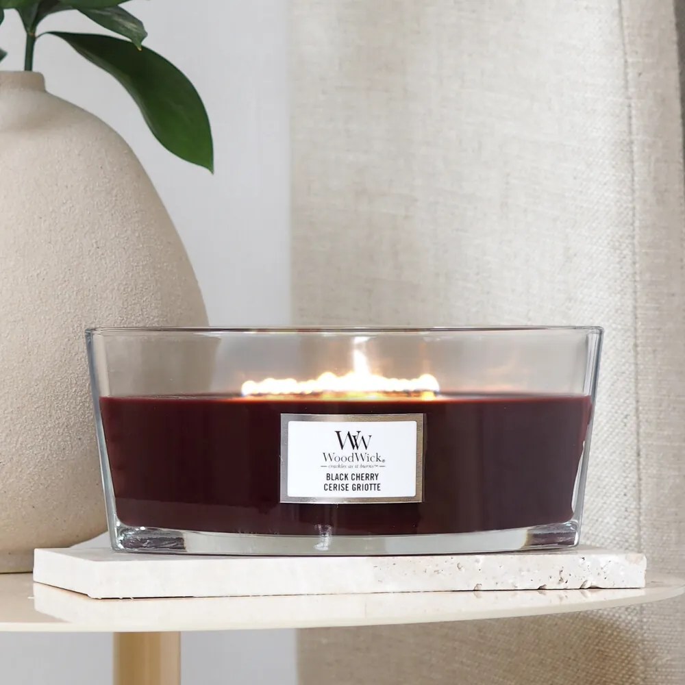 Lumânare parfumată WoodWick Black Cherry, 453 g