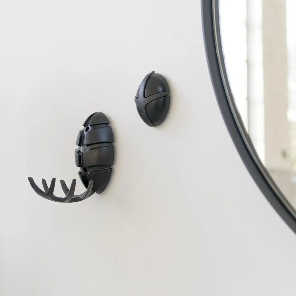 Cârlig negru de montat pe perete din plastic Bug – Spinder Design