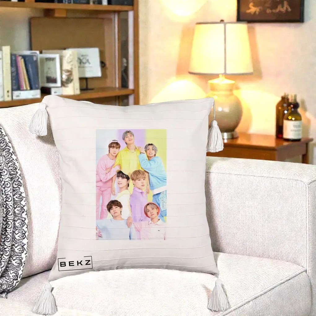 Perna Personalizata K-pop BTS Foto Grup Pastel Colorat cu 7 Membrii, 40x40 cm, Bej cu Franjuri, Husa Detasabila, Perna Inclusa, BEKZ®