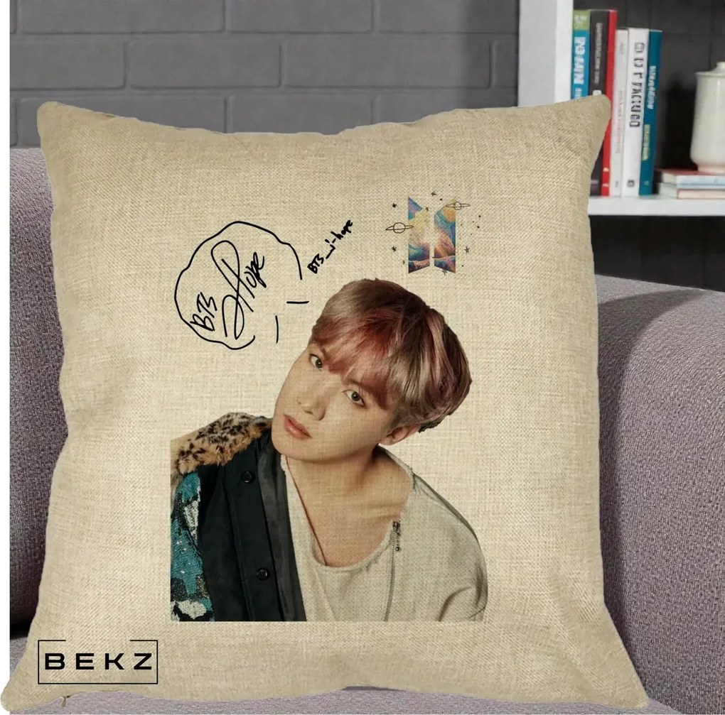 Perna Personalizata K-pop BTS J-Hope Par Roz Autograf, 40x40 cm, Crem, Husa Detasabila, Perna Inclusa, BEKZ®