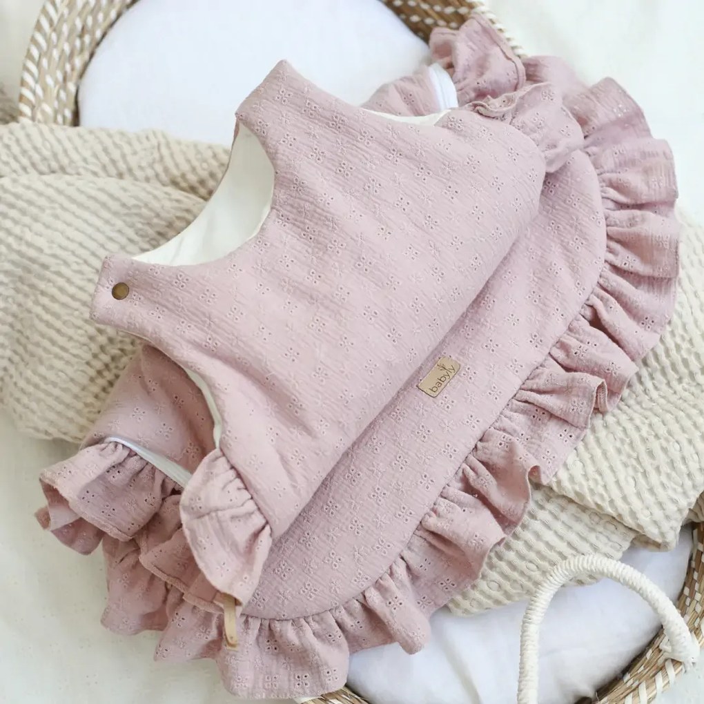 Sac de dormit pana la 9 luni, bumbac brodat Roz cu volanase by BabyLy cu umplutura antialergica BabySoft  , marimea S, 2-2,5 TOG pe tot parcursul anului