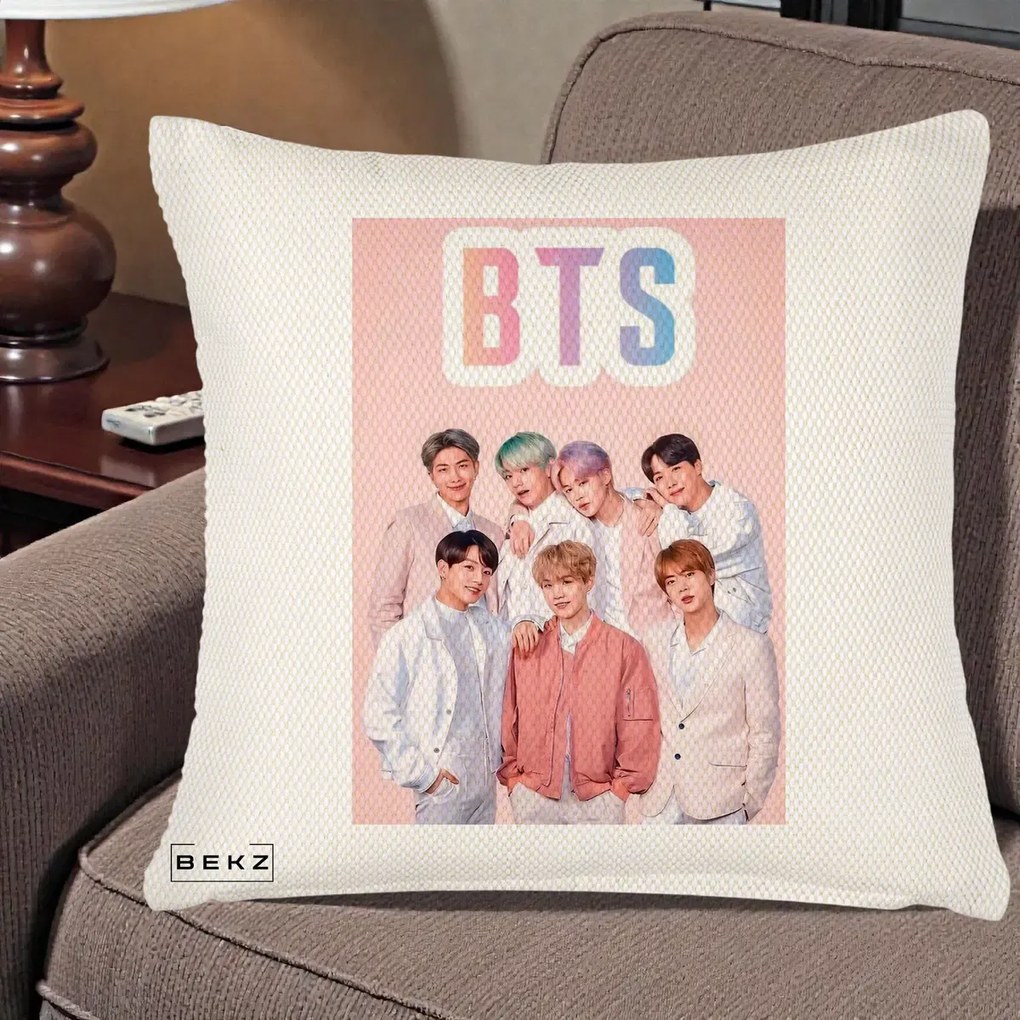 Perna Personalizata K-pop BTS Foto Grup cu BTS si Fond Roz Pastel, 40x40 cm, Crem Reliefat, Husa Detasabila, Perna Inclusa, BEKZ®