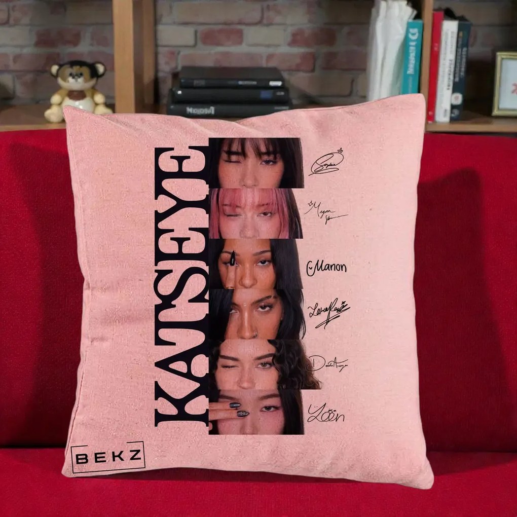 Perna Personalizata K-pop KATSEYE Semnaturi Membre Foto, 40x40 cm, Roz, Husa Detasabila, Perna Inclusa, BEKZ®