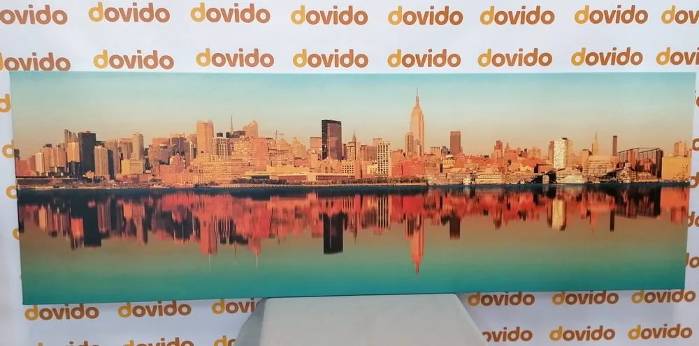 Tablou fascinantul New York reflectat în apă