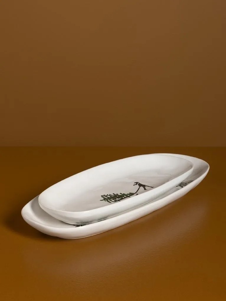 Platou de servire din ceramică albă, formă ovală, cu motive de iarnă pictate manual, 2,5 × 25 × 11.5 cm, „Slalom"