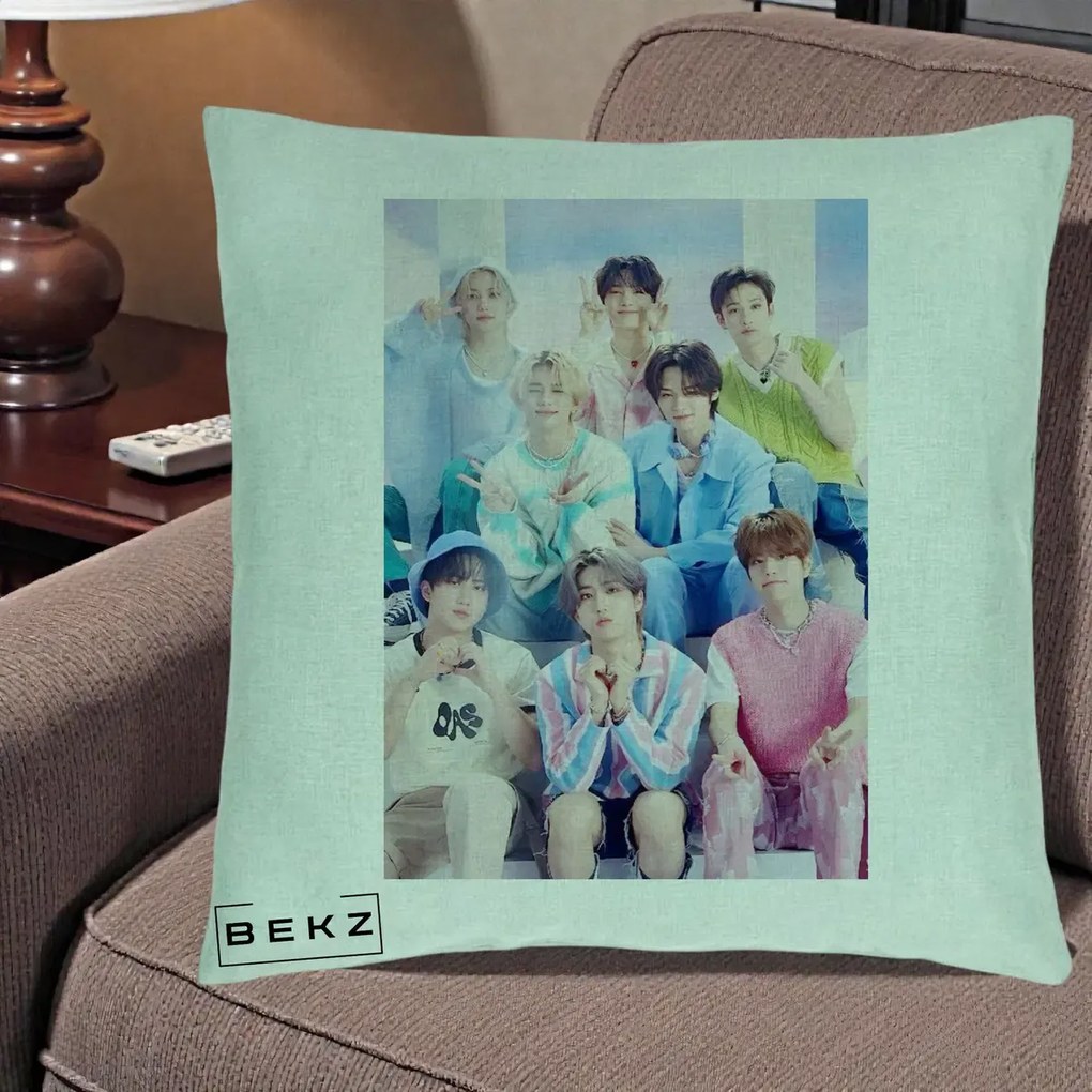 Perna Personalizata K-Pop Grup Foto Pasteluri cu 8 Artisti, 40x40 cm, Verde Menta, Husa Detasabila, Perna Inclusa, BEKZ®