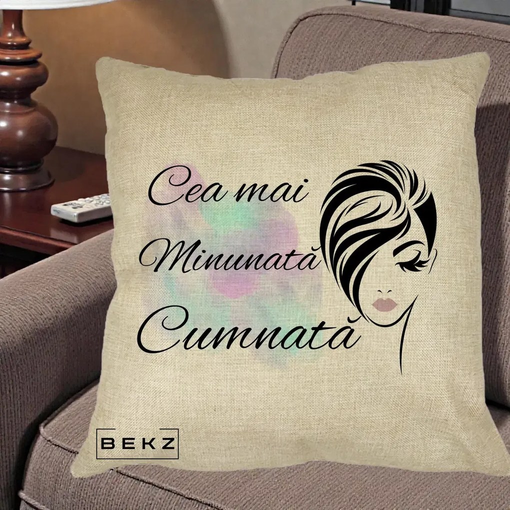 Cadou pentru Cumnata - Perna Personalizata Cea mai Minunata Cumnata cu Silueta Dama si Pete Multicolor, 40x40 cm, Crem, Husa Detasabila, Perna Inclusa, BEKZ®