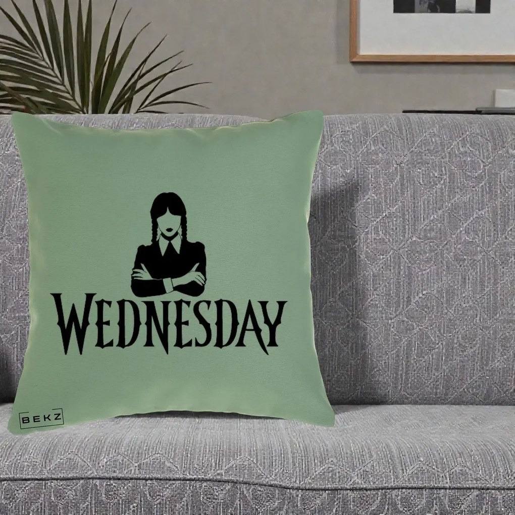 Perna Personalizata Wednesday Addams cu Brate Incrucisate, 40x40 cm, Verde, Husa Detasabila, Perna Inclusa, BEKZ®