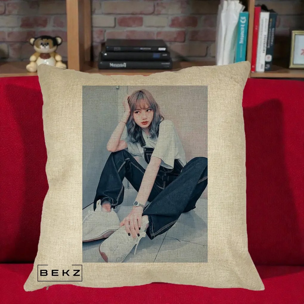 Perna Personalizata K-pop BLACKPINK Lisa, 40x40 cm, Crem, Husa Detasabila, Perna Inclusa, BEKZ®