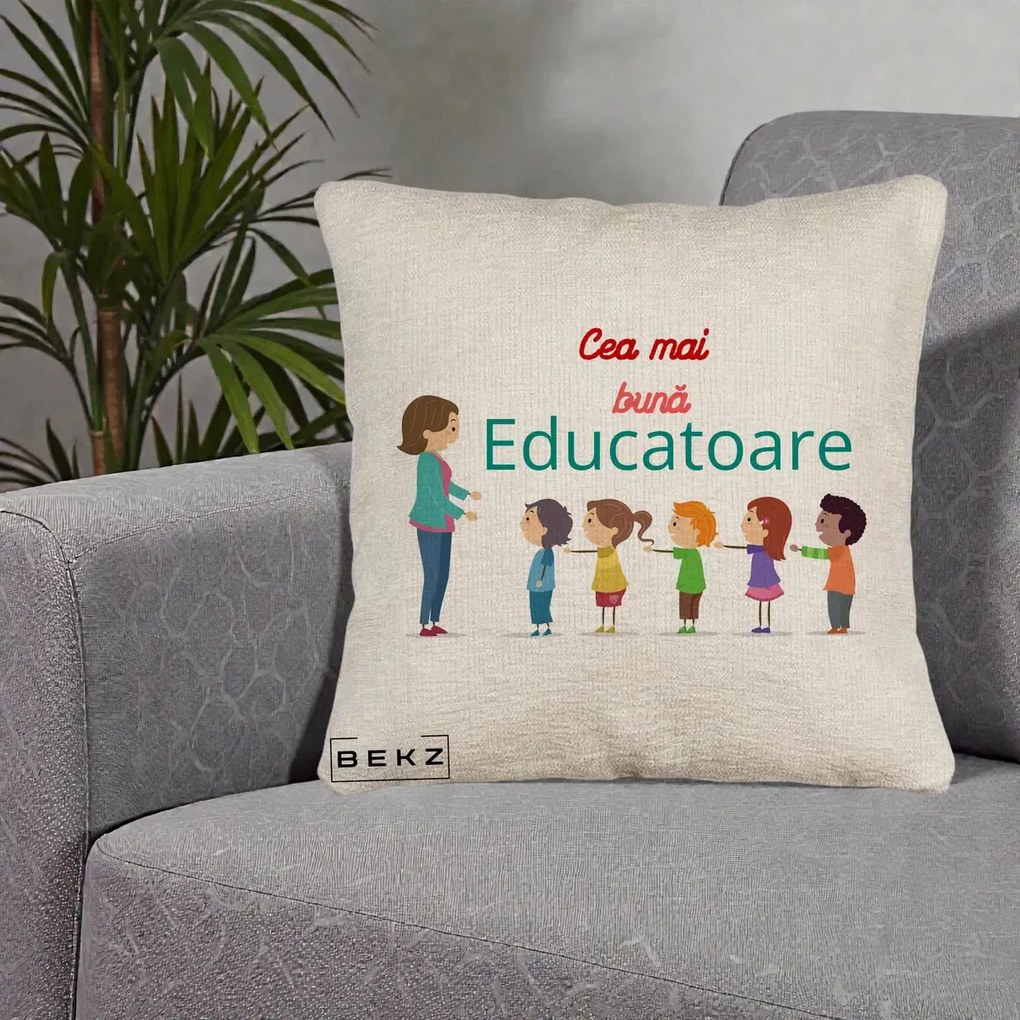 Cadou pentru Educatoare - Perna Personalizata Cea mai Buna Educatoare cu Ilustratie Copii si Educatoare, 40x40 cm, Bej Canapea, Husa Detasabila, Perna Inclusa, BEKZ®