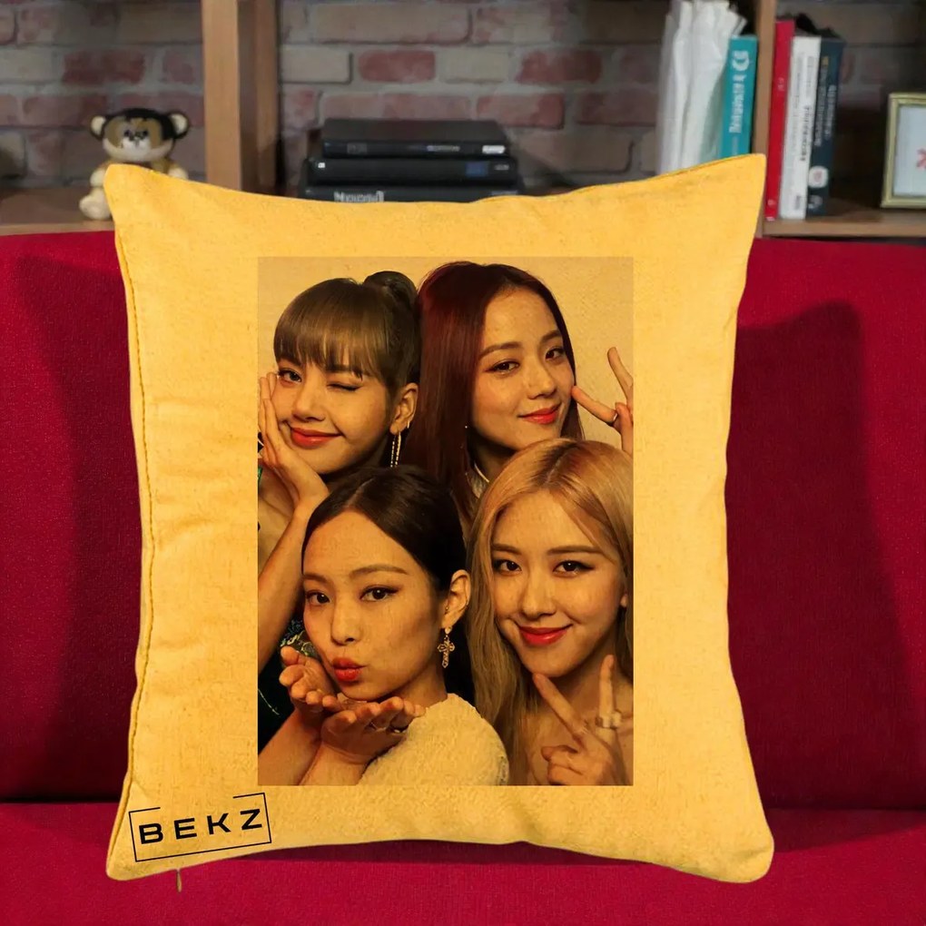 Perna Personalizata K-pop BLACKPINK Foto Grup Selfie 4 Membre, 40x40 cm, Galben, Husa Detasabila, Perna Inclusa, BEKZ®