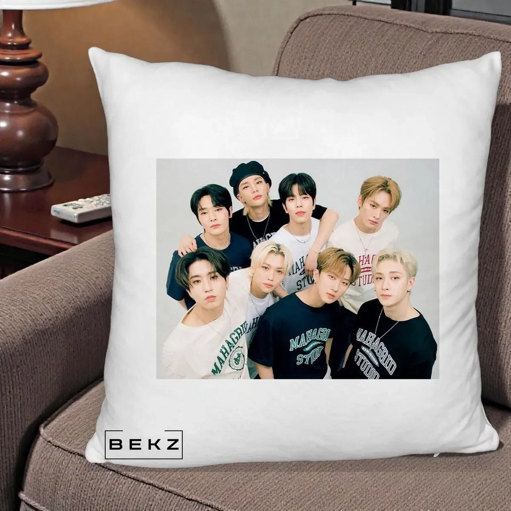 Perna Personalizata K-pop Stray Kids Foto Grup Fara Text, 40x40 cm, Alb Pufos, Husa Detasabila, Perna Inclusa, BEKZ®