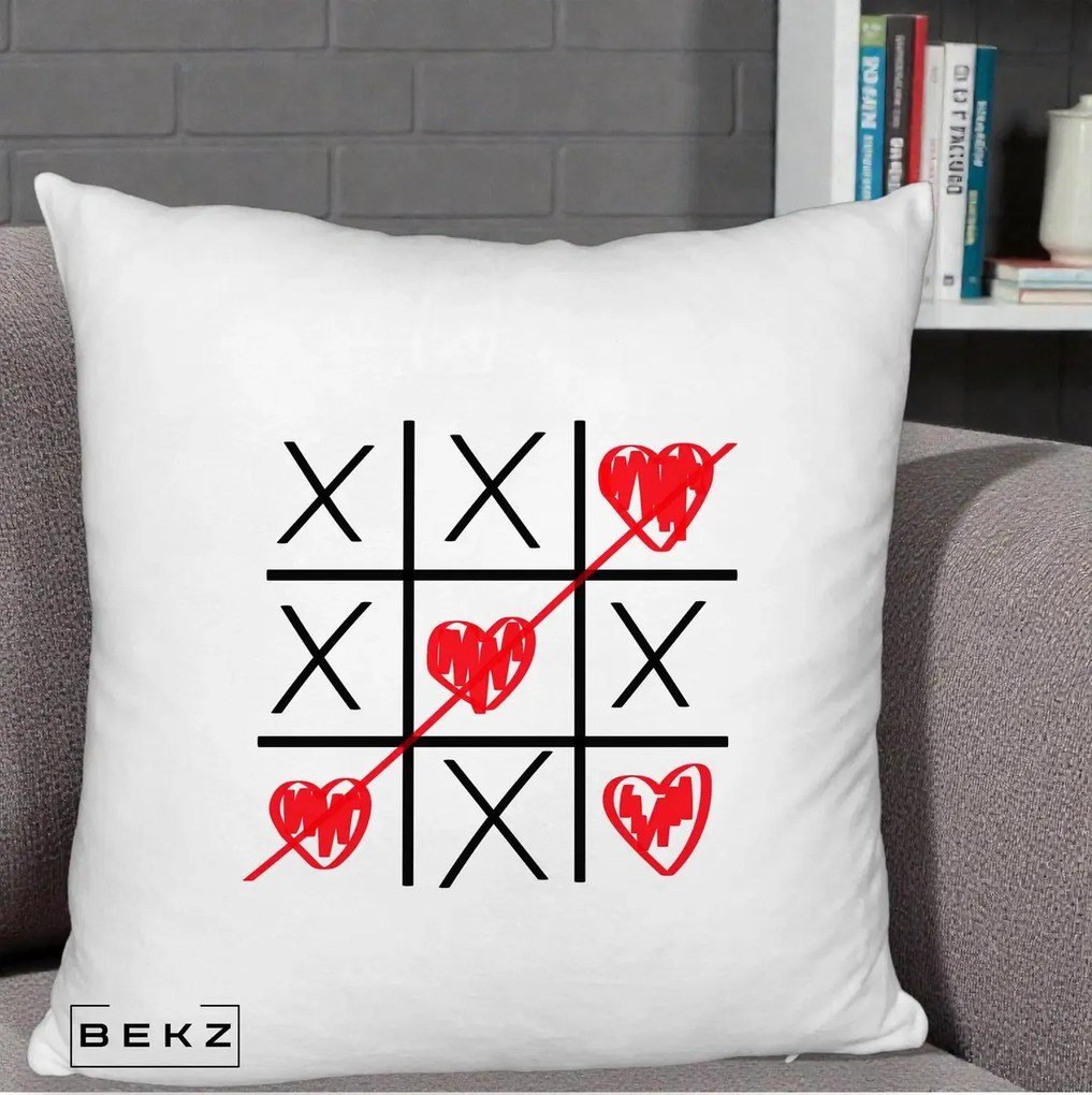 Cadou Romantic - Perna Personalizata Love Joc X si Inima cu Castigator Iubire, 40x40 cm, Alb Pufos, Husa Detasabila, Perna Inclusa, BEKZ®
