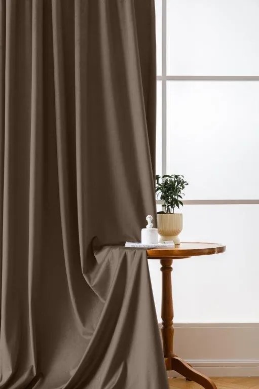 Draperie opaca maro VELVET 135x250 cm Sistem de agatare: Rejansa