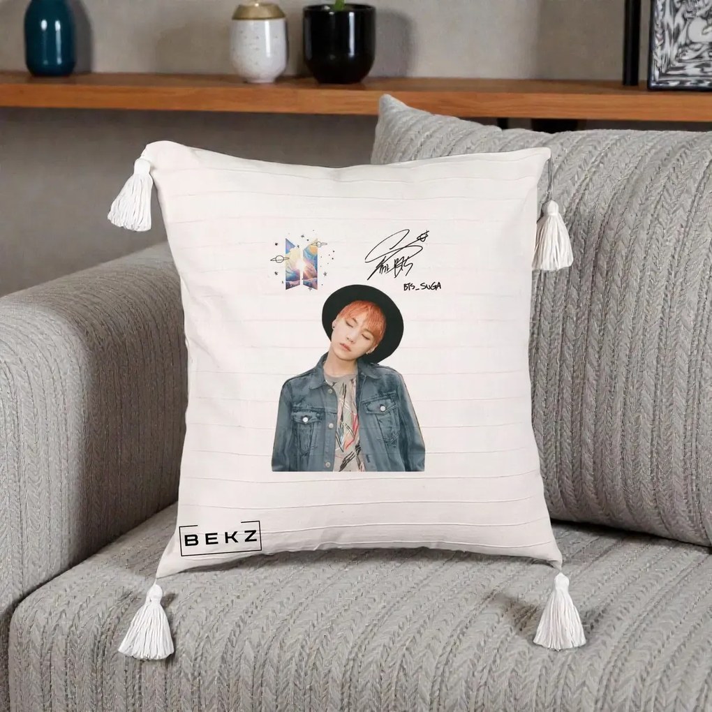 Perna Personalizata K-pop BTS Suga par Portocaliu Palarie Autograf, 40x40 cm, Bej cu Franjuri, Husa Detasabila, Perna Inclusa, BEKZ®
