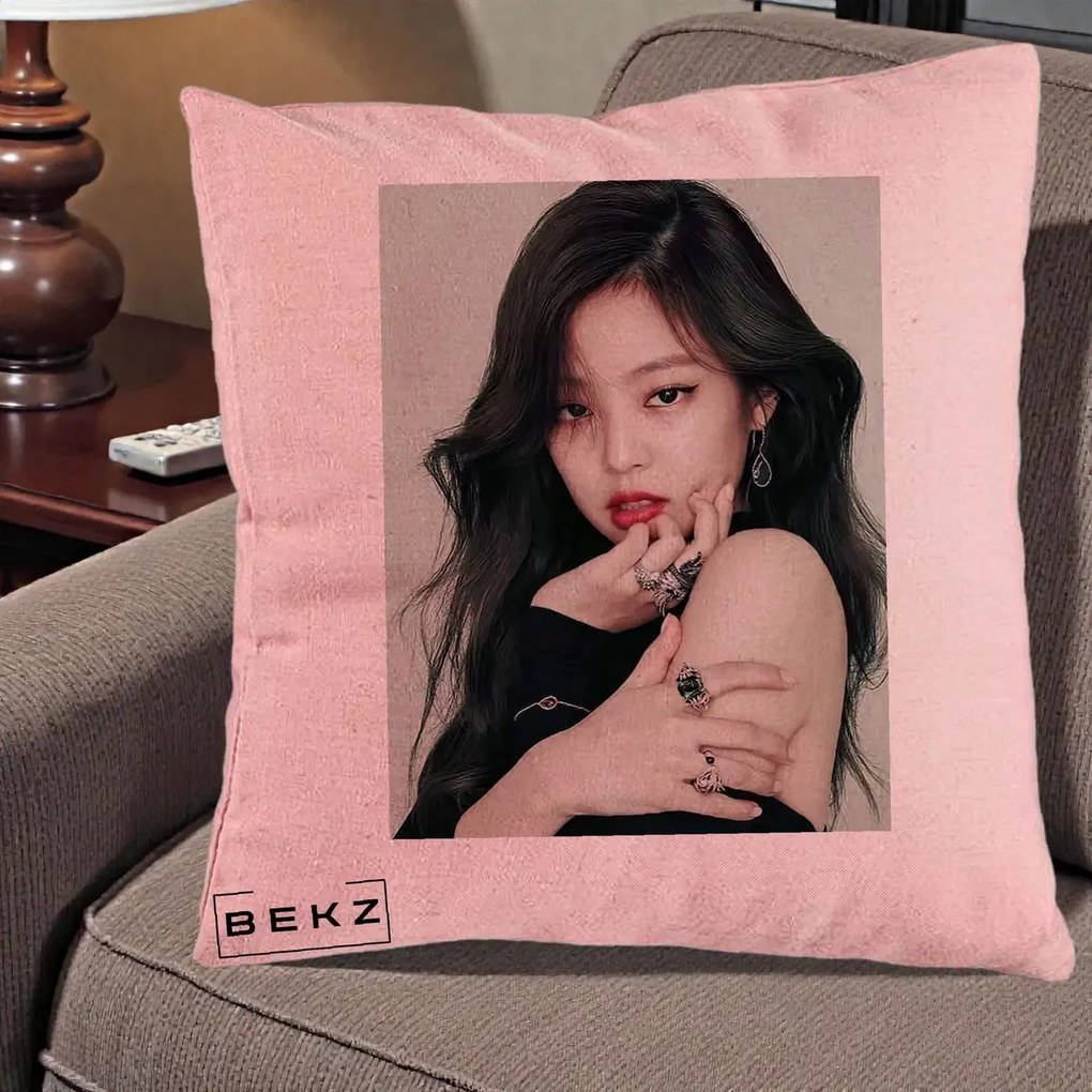 Perna Personalizata K-pop BLACKPINK Jennie Editorial Negru cu Inele, 40x40 cm, Roz, Husa Detasabila, Perna Inclusa, BEKZ®