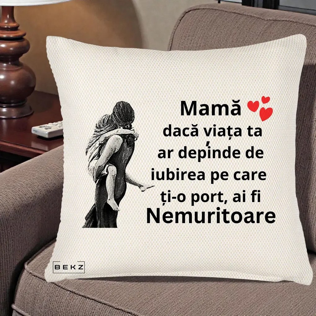 Perna personalizata mama: Mama Nemuritoare Gravura Vintage, 45x45 cm cu Umplutura, Crem Reliefat, BEKZ