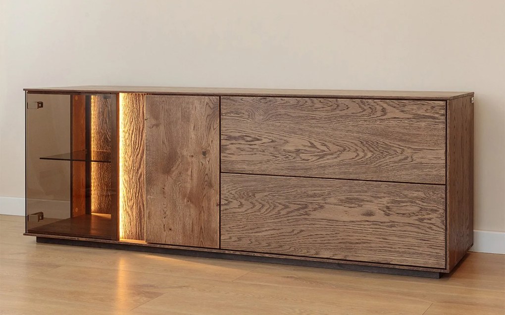 Comodă TV lemn masiv Aurora cu Vitrină Iluminată Stejar Fumuriu, 165 × 43.5 × 60 cm