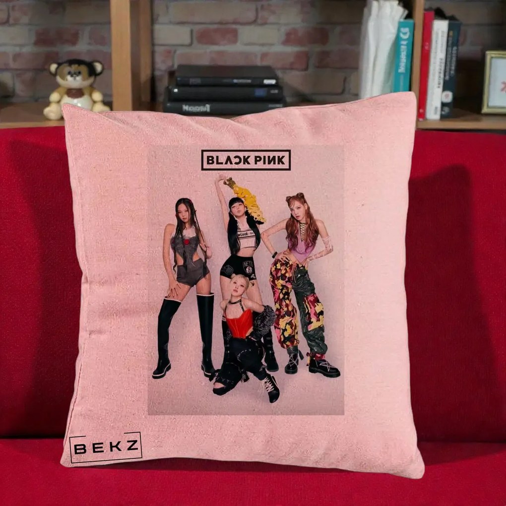 Perna Personalizata K-pop BLACKPINK Fotografie Grup Tinute Edgy, 40x40 cm, Roz, Husa Detasabila, Perna Inclusa, BEKZ®