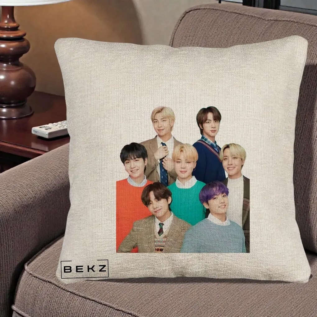 Perna Personalizata K-pop BTS Fotografie Grup Tinute Elegante, 40x40 cm, Bej Canapea, Husa Detasabila, Perna Inclusa, BEKZ®