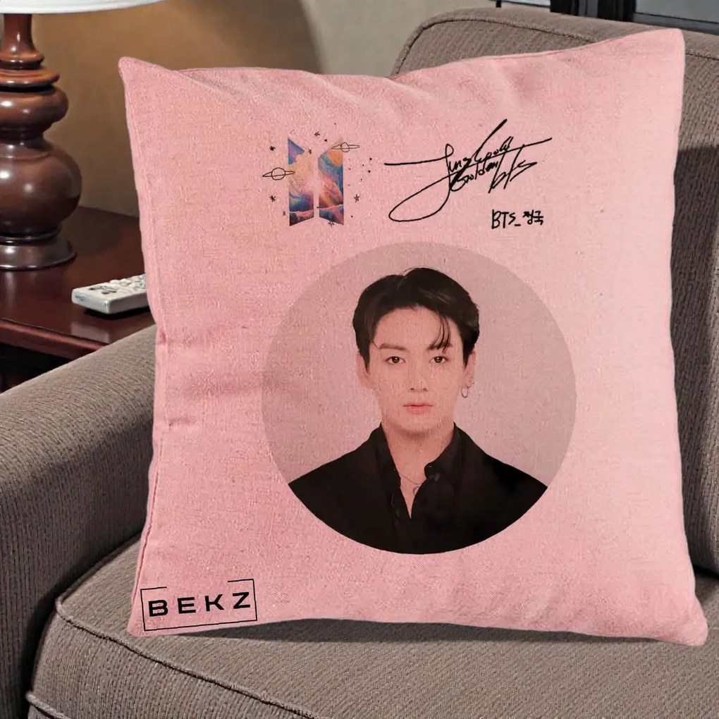 Perna Personalizata K-pop BTS Jungkook Portret cu Autograf, 40x40 cm, Roz, Husa Detasabila, Perna Inclusa, BEKZ®