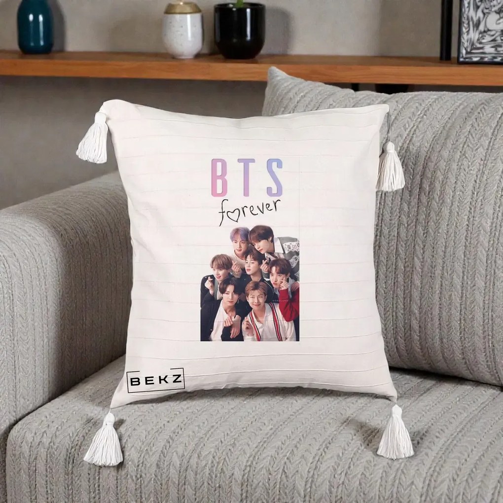 Perna Personalizata K-pop BTS Forever cu Foto Grup Negru, 40x40 cm, Bej cu Franjuri, Husa Detasabila, Perna Inclusa, BEKZ®