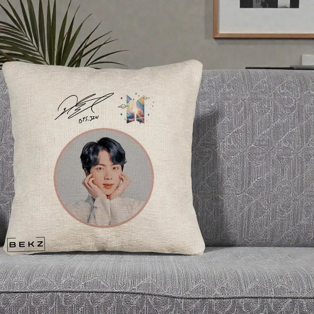 Perna Personalizata K-pop BTS Jin Portret cu Autograf, 40x40 cm, Bej Canapea, Husa Detasabila, Perna Inclusa, BEKZ®