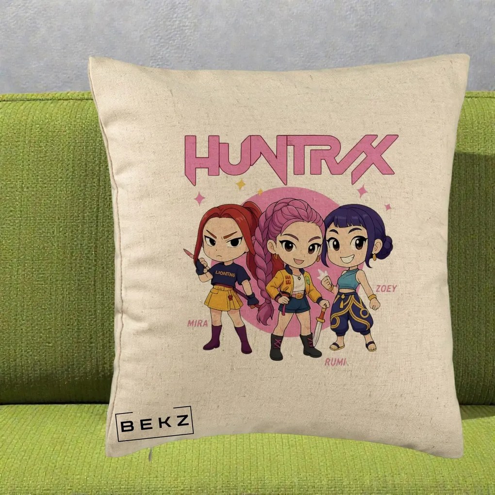 Perna Personalizata K-pop HUNTRX Trio Chibi cu Arme, 40x40 cm, Bej, Husa Detasabila, Perna Inclusa, BEKZ®