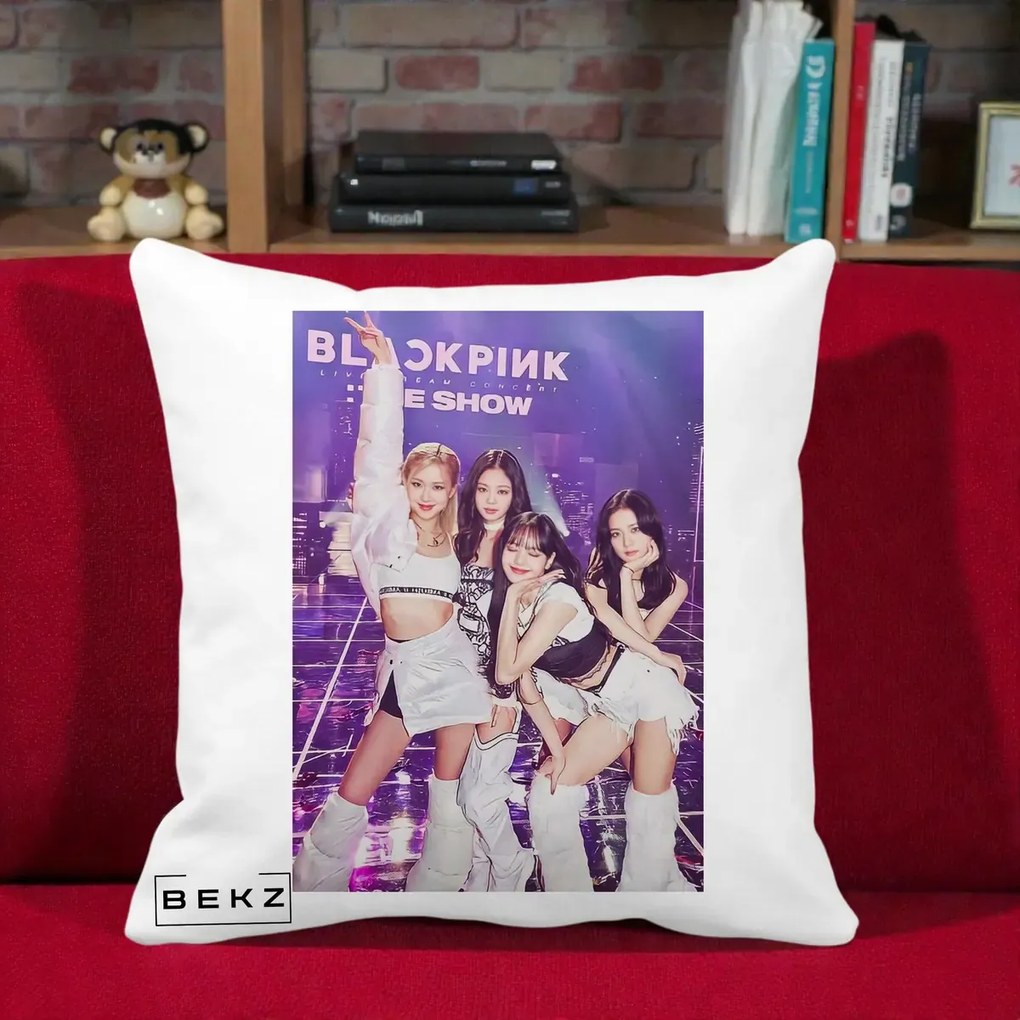 Perna Personalizata K-pop BLACKPINK The Show Concert cu 4 Membre pe Scena, 40x40 cm, Alba Mata, Husa Detasabila, Perna Inclusa, BEKZ®