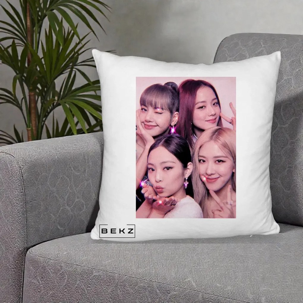 Perna Personalizata K-pop BLACKPINK Foto Grup Selfie Roz cu Glitter, 40x40 cm, Alb Pufos, Husa Detasabila, Perna Inclusa, BEKZ®