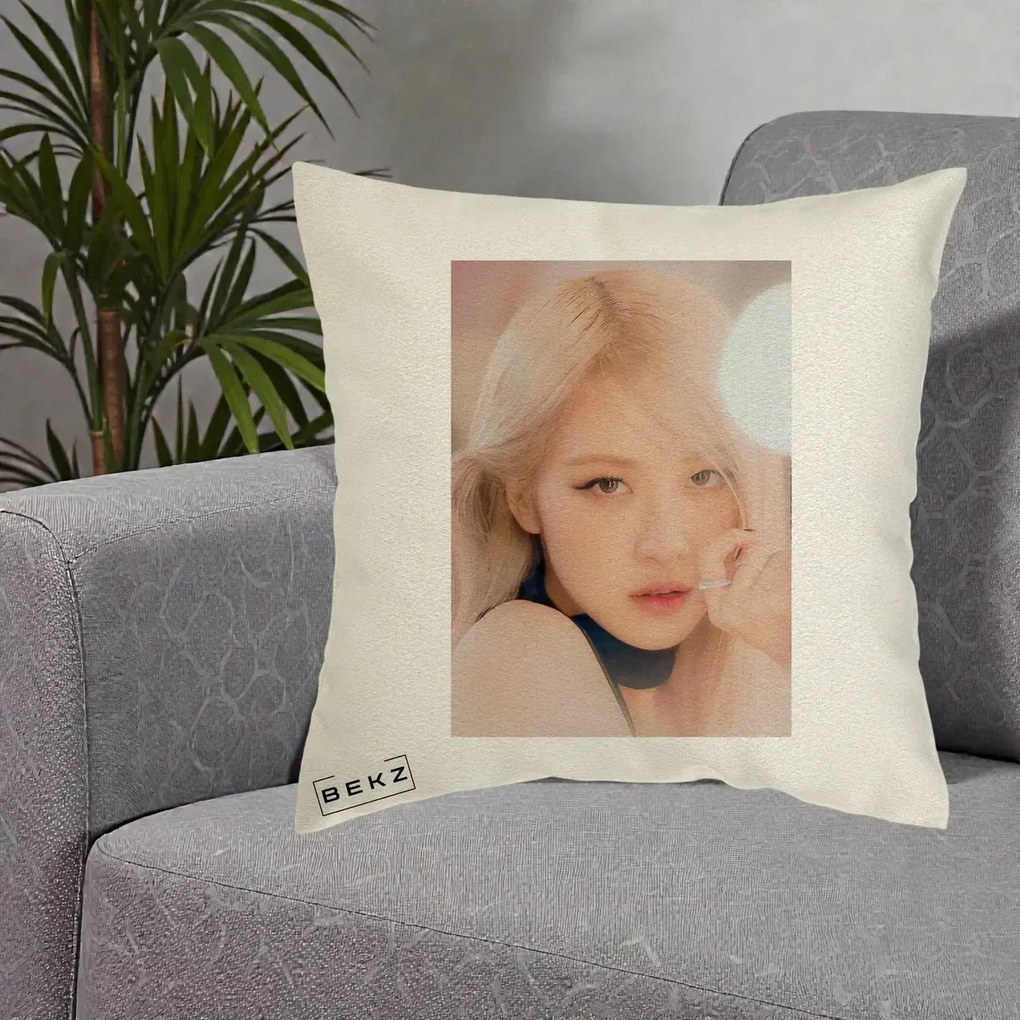 Perna Personalizata K-pop BLACKPINK Rose Blond cu Inel Roz Pastel, 40x40 cm, Ecru, Husa Detasabila, Perna Inclusa, BEKZ®