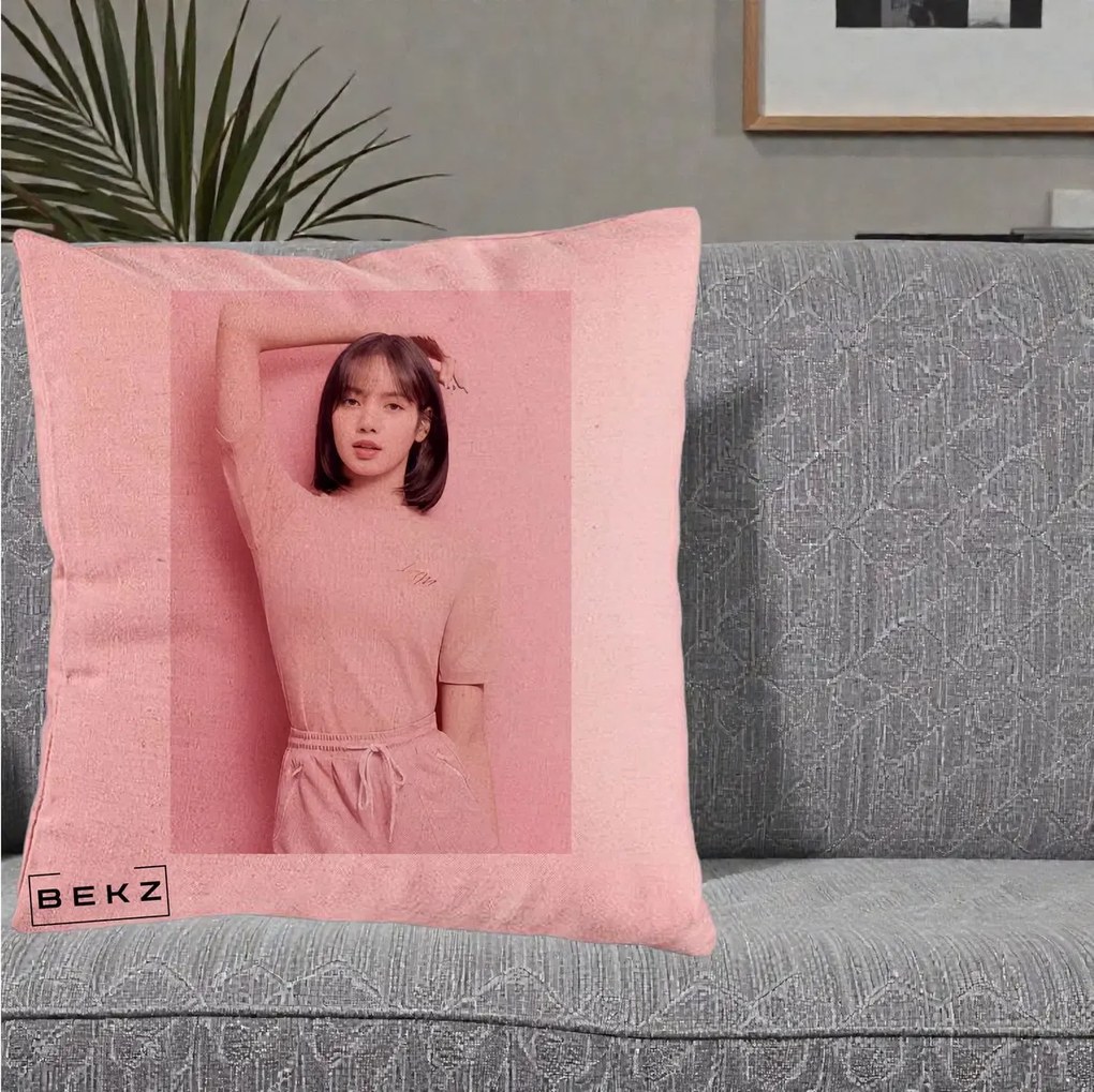 Perna Personalizata K-pop BLACKPINK Lisa Roz, 40x40 cm, Roz, Husa Detasabila, Perna Inclusa, BEKZ®