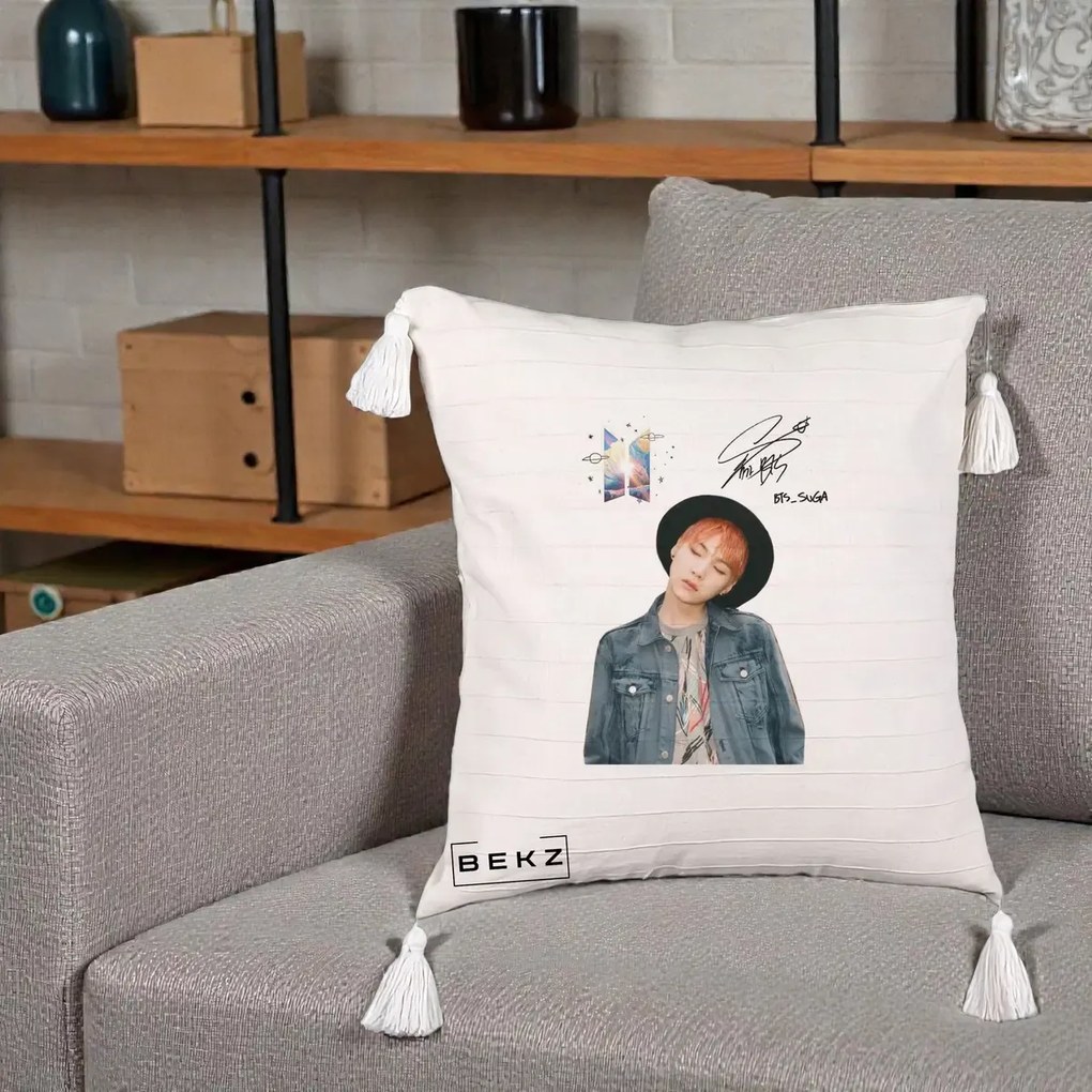 Perna Personalizata K-pop BTS Suga par Portocaliu Palarie Autograf, 40x40 cm, Bej cu Franjuri, Husa Detasabila, Perna Inclusa, BEKZ®