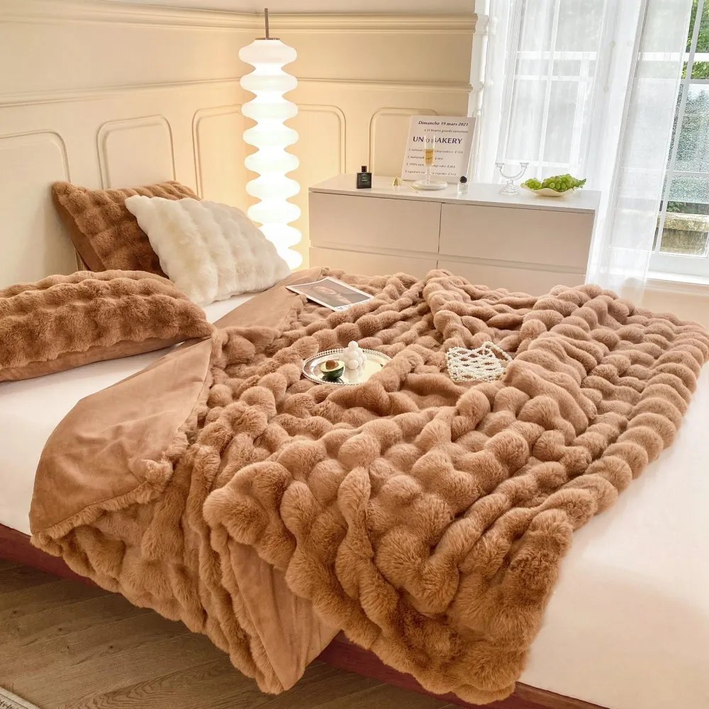 Patura CoCoLiNo ExtraPufoasa din Blanita artificiala de iepure 200x230cm Maro