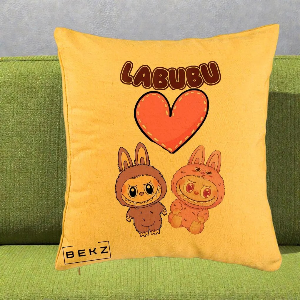 Perna Personalizata Labubu Cuplu Inima, 40x40 cm, Galben, Husa Detasabila, Perna Inclusa, BEKZ®