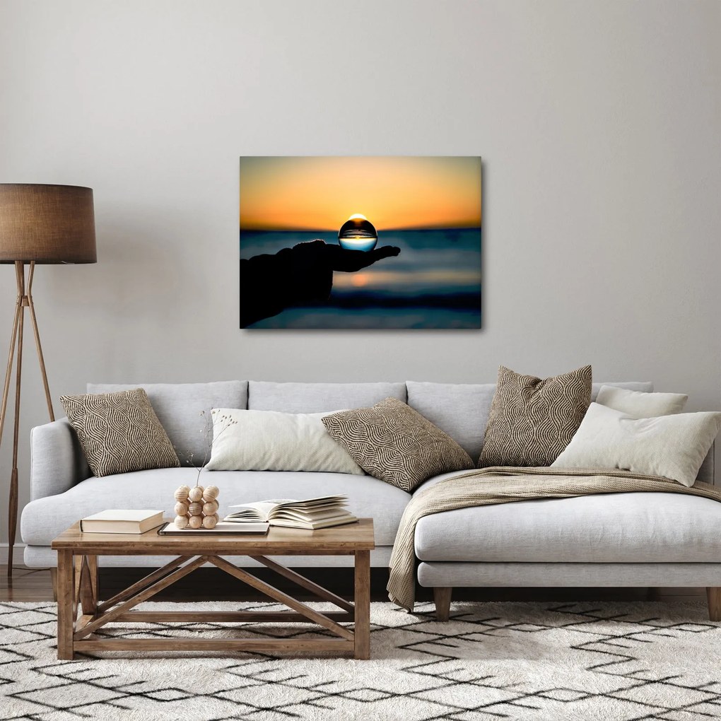 Tabloul cu bilă din sticlă în palmă (70x50 cm)