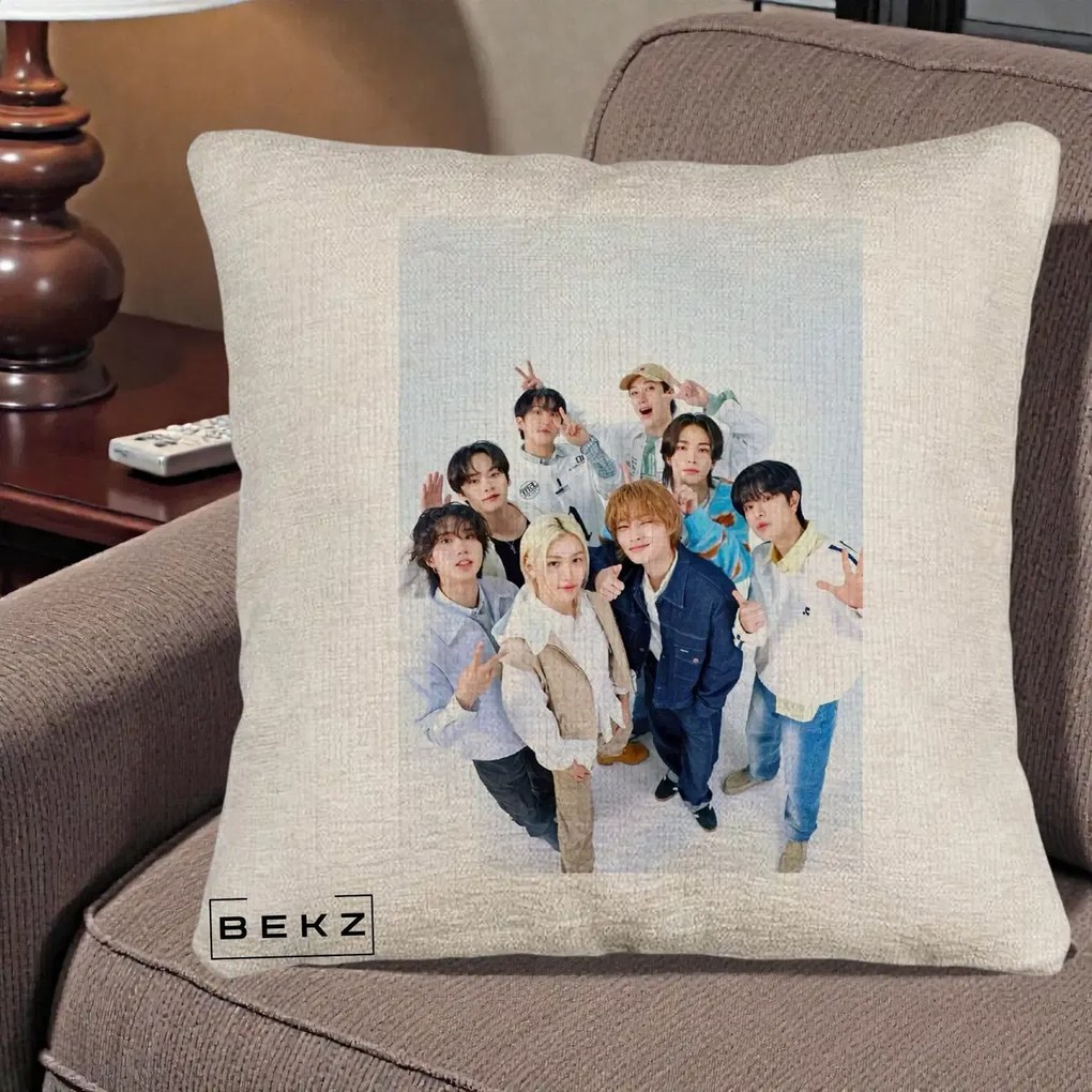 Perna Personalizata K-pop Stray Kids Foto Grup Alb cu 8 Membrii de Sus, 40x40 cm, Bej Canapea, Husa Detasabila, Perna Inclusa, BEKZ®
