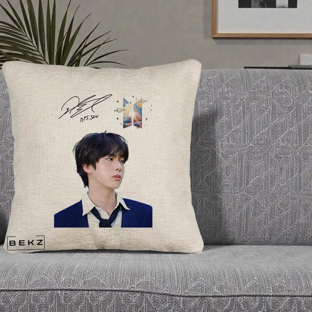Perna Personalizata K-pop BTS Jin Portret Tinuta Albastra Autograf, 40x40 cm, Bej Canapea, Husa Detasabila, Perna Inclusa, BEKZ®