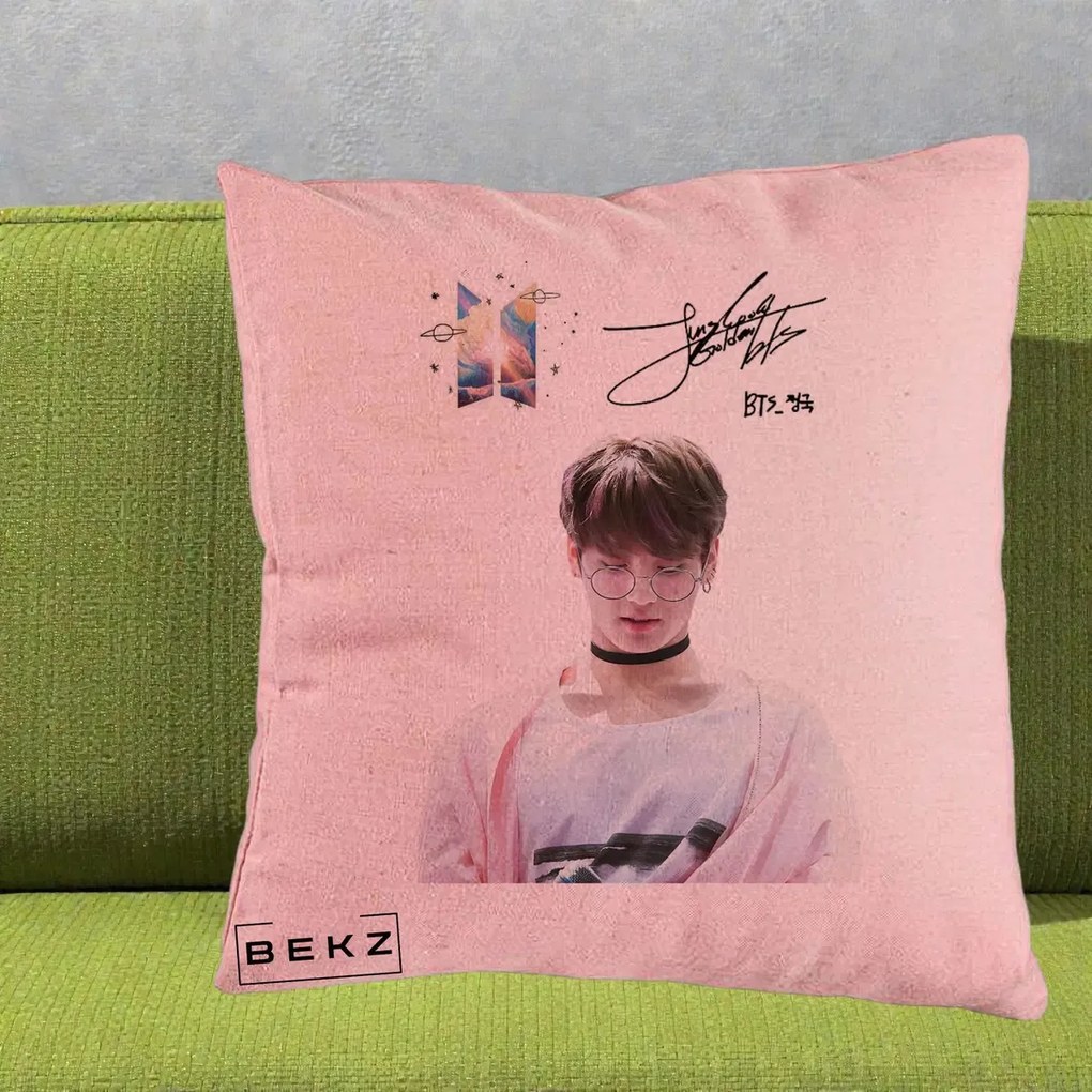 Perna Personalizata K-pop BTS Jungkook Portret cu Ochelari Autograf, 40x40 cm, Roz, Husa Detasabila, Perna Inclusa, BEKZ®