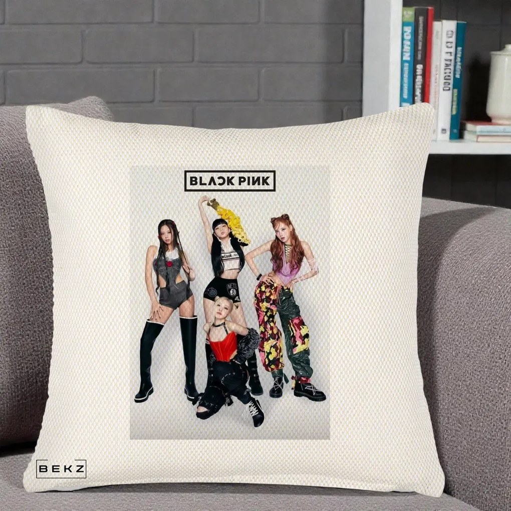 Perna Personalizata K-pop BLACKPINK Fotografie Grup Tinute Edgy, 40x40 cm, Crem Reliefat, Husa Detasabila, Perna Inclusa, BEKZ®