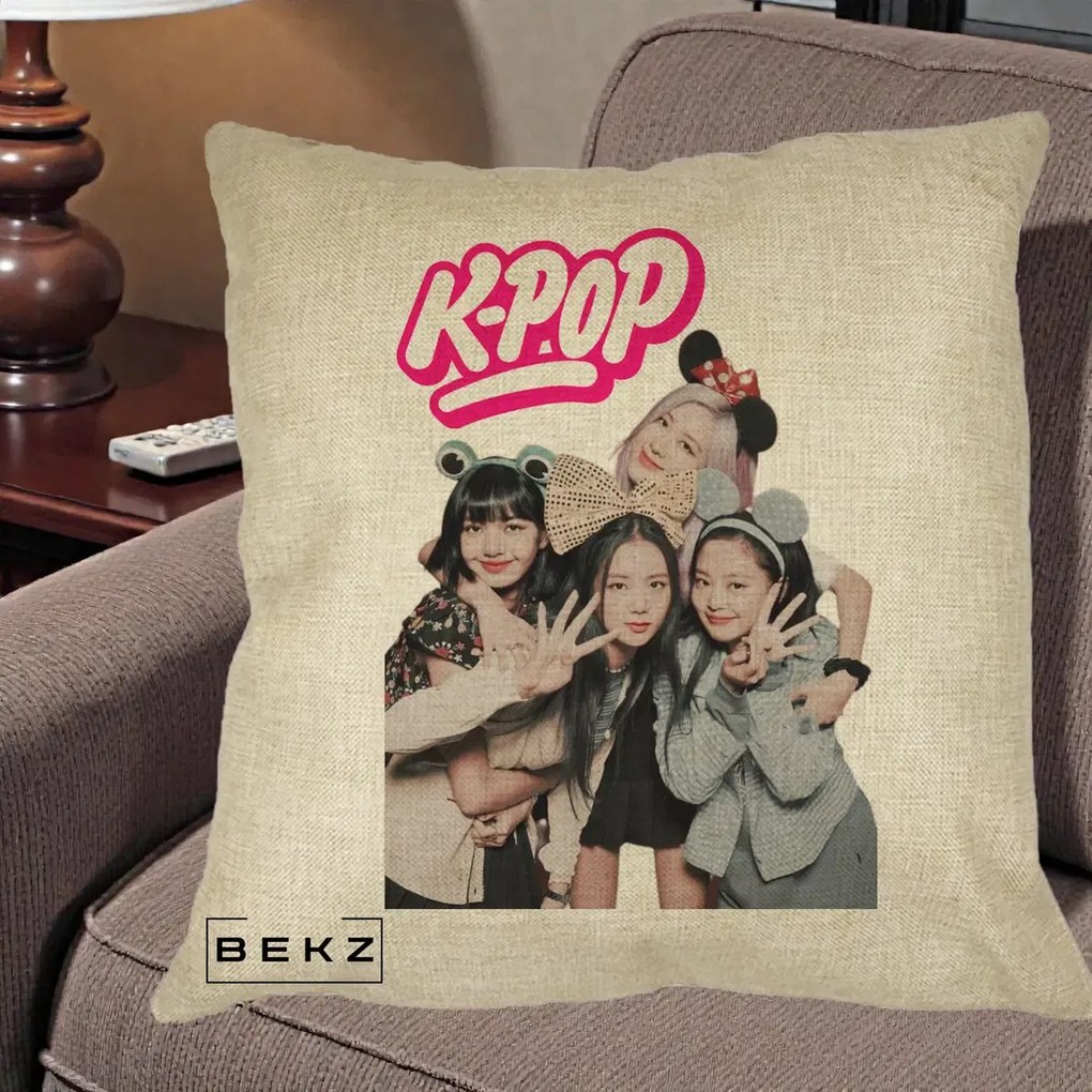 Perna Personalizata BLACKPINK K-Pop Grup Pozitii Amuzante, 40x40 cm, Crem, Husa Detasabila, Perna Inclusa, BEKZ®