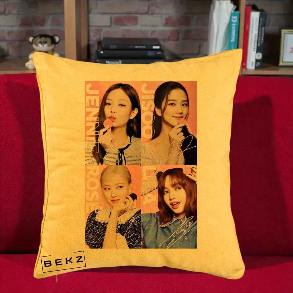 Perna Personalizata K-pop BLACKPINK Colaj 4 Portrete cu Semnature, 40x40 cm, Galben, Husa Detasabila, Perna Inclusa, BEKZ®