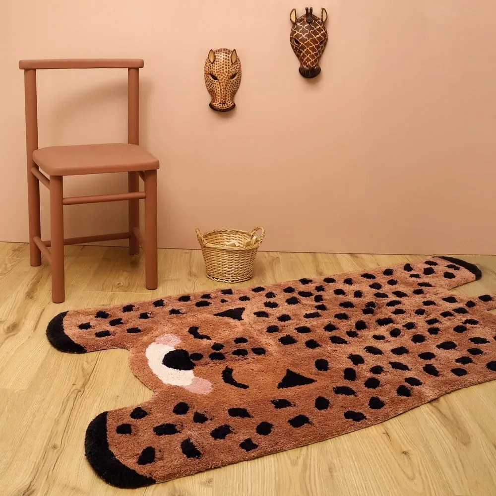 Covor din bumbac lucrat manual pentru copii Nattiot Little Cheetah, 65 x 125 cm